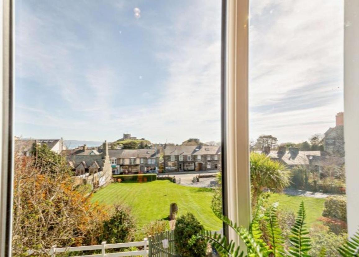 Lion Hotel & Studio Apartments Criccieth Eksteriør billede