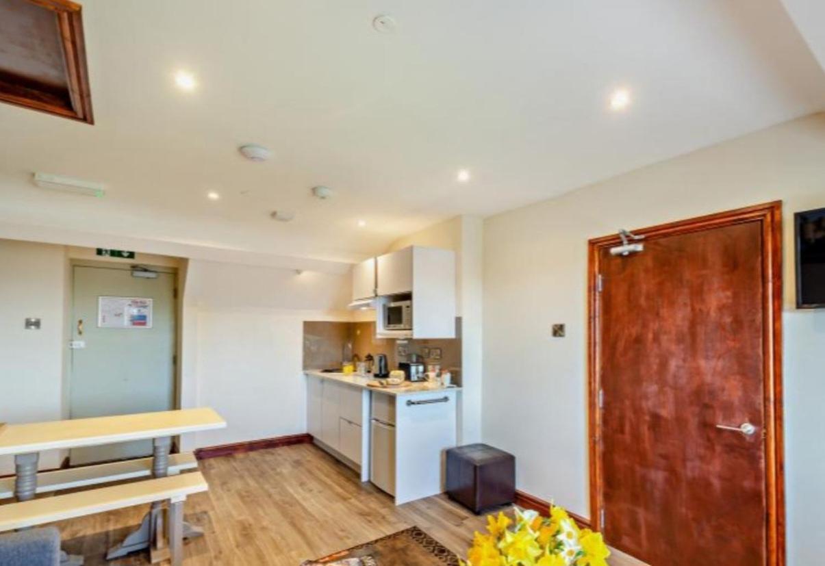 Lion Hotel & Studio Apartments Criccieth Eksteriør billede