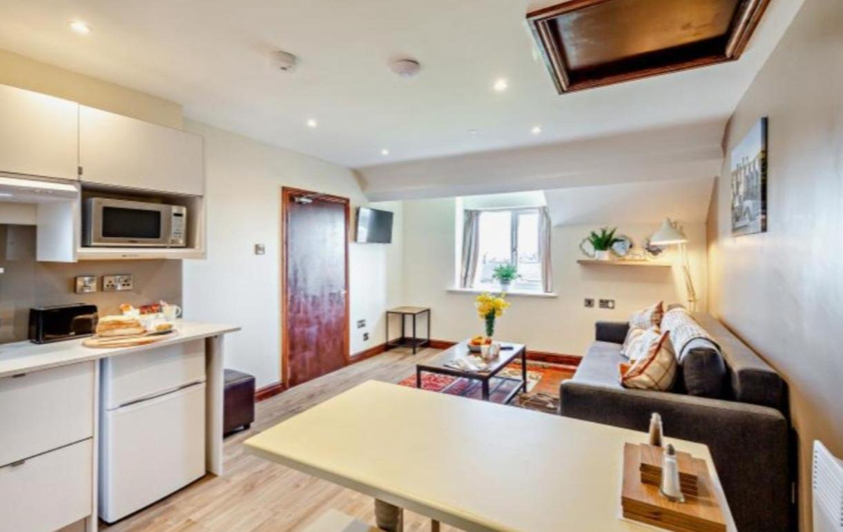 Lion Hotel & Studio Apartments Criccieth Eksteriør billede