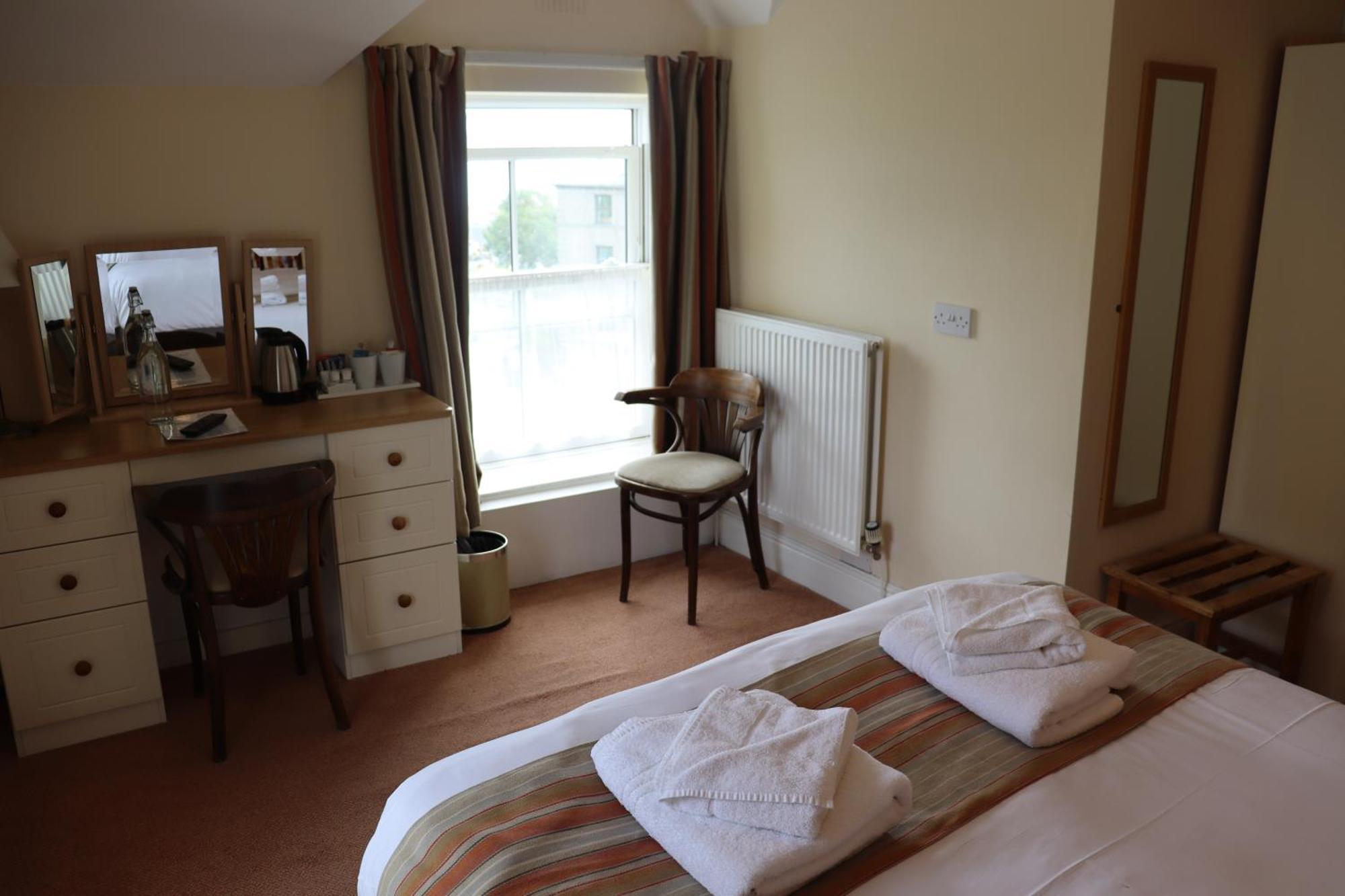 Lion Hotel & Studio Apartments Criccieth Eksteriør billede