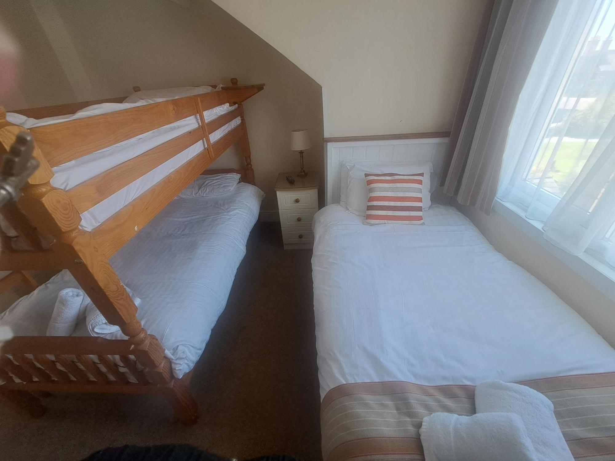 Lion Hotel & Studio Apartments Criccieth Eksteriør billede