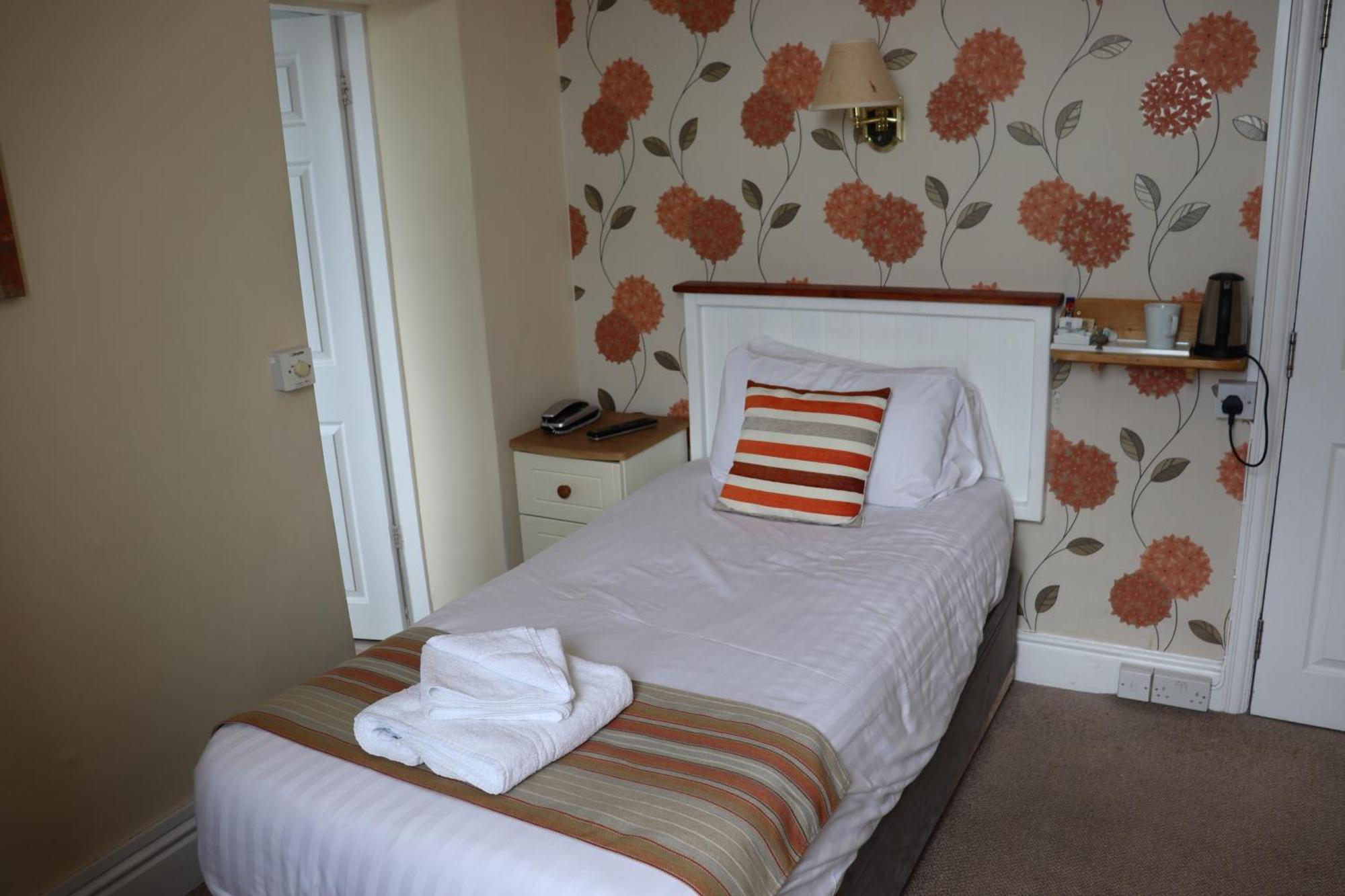 Lion Hotel & Studio Apartments Criccieth Eksteriør billede