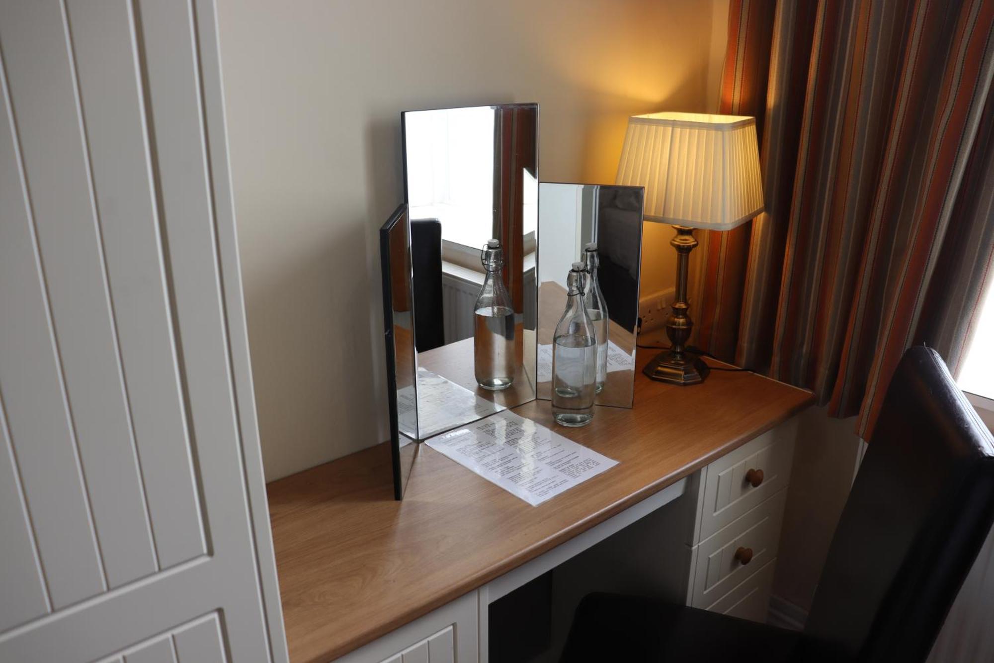 Lion Hotel & Studio Apartments Criccieth Eksteriør billede
