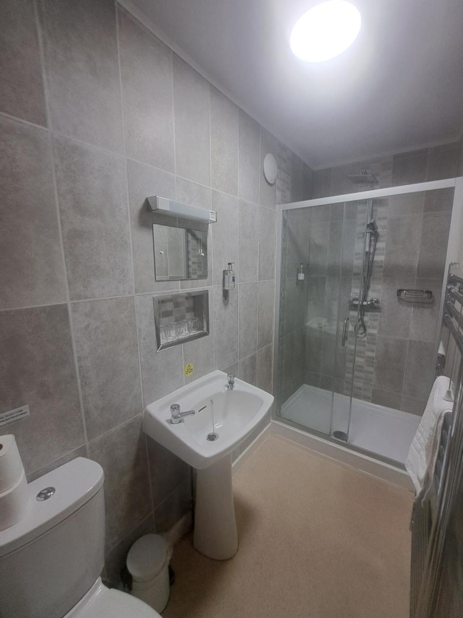 Lion Hotel & Studio Apartments Criccieth Eksteriør billede