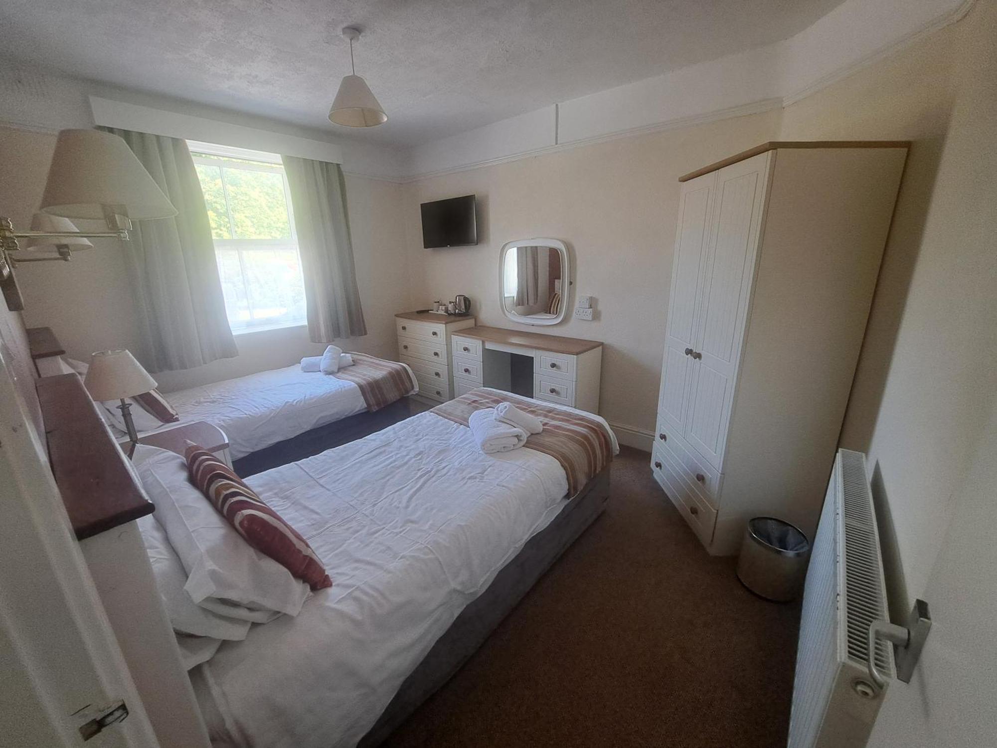 Lion Hotel & Studio Apartments Criccieth Eksteriør billede