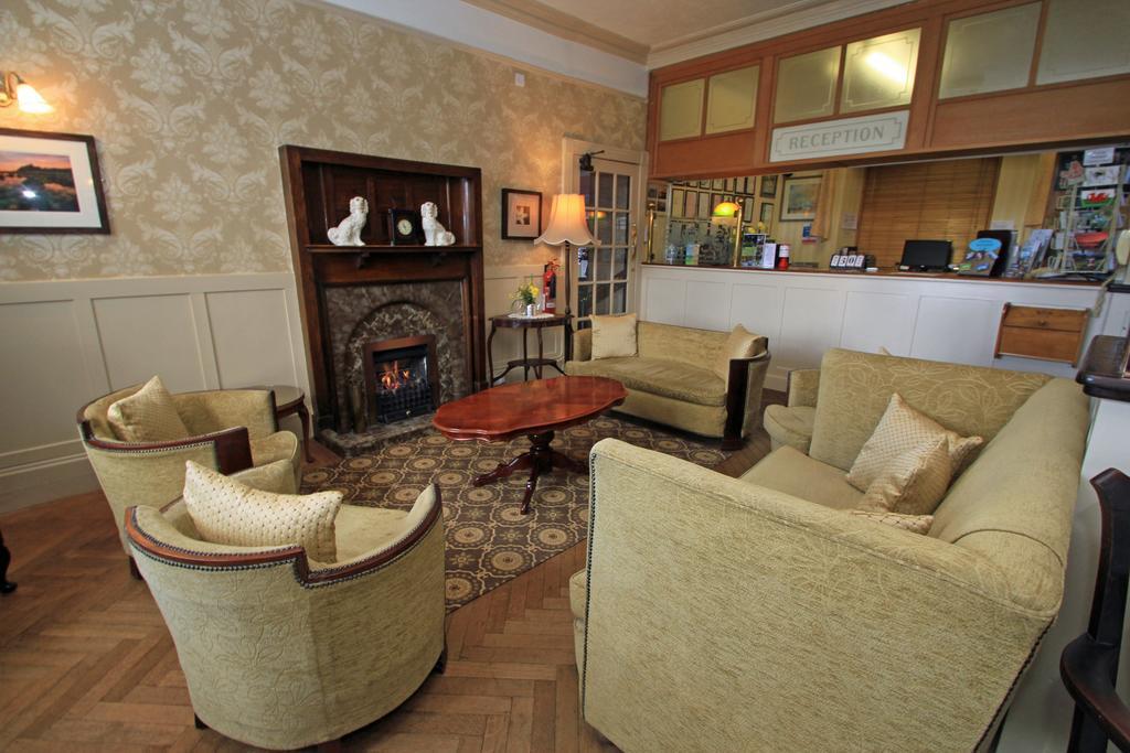 Lion Hotel & Studio Apartments Criccieth Eksteriør billede