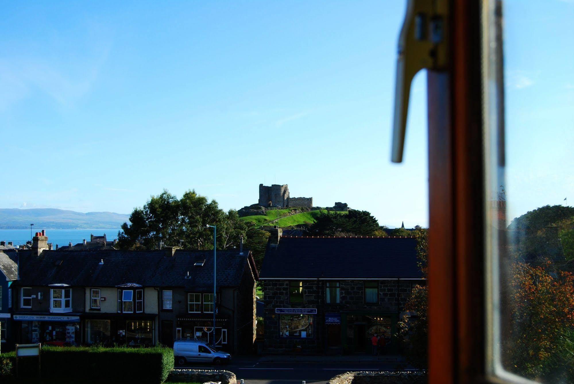 Lion Hotel & Studio Apartments Criccieth Eksteriør billede